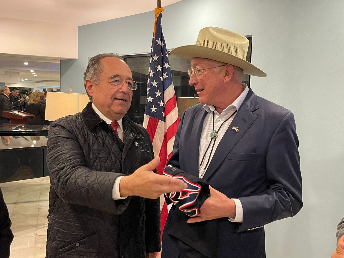 ¡Bienvenido a Tijuana amigo Embajador <a href="/USAmbMex/">Embajador Ronald Johnson</a> Ken Salazar! ¡Nuestro ciudad y nuestro estadio siempre serán su casa! #TorosAquí🐃♥️