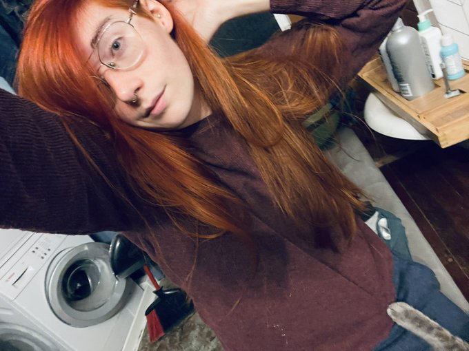 When you&rsquo;re trying to take a cute selfie, but your cat NEEDS your attention.😹 https://t.co/TOIpJxWXm