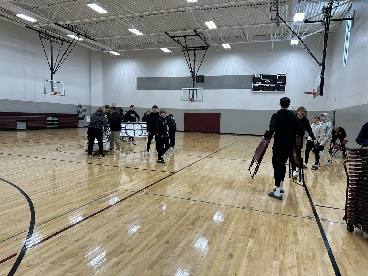 PCEaglesAD's tweet photo. Shoutout to Knoxville Boys Basketball!

With the early start tonight, they arrived at our middle school gym before school was out for the day.

They helped Mrs. Vander Molen by putting away her PE supplies and then proceeded to set up our gym for our 9th and JV games.

Very cool! https://t.co/gge8QHmjBb