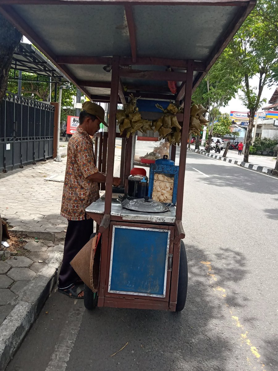 rio_leonardus's tweet photo. Cerita Jajan 2024
Tahu kupat / Kupat tahu
Lokasi perbatasan Jl Ngeksigondo &amp; Jl Perintis Kemerdekaan Kotagede, deket super!n$o, depan kantor partai, biasanya mangkal jam 10.00-habis.
Kuah segar, cocok dengan cabai pedas sesuai selera
Porsi pas
Enak
Harga 7 juta 
#jajan #makan https://t.co/UhPLRFcDLL