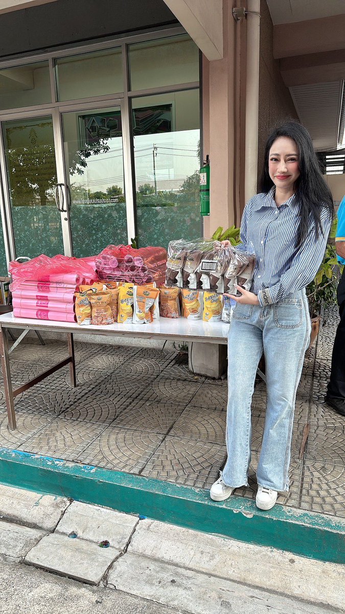 ดร.อิ๊ก ณัฐวรินธร บวรภัควุฒิสิริ ผู้สมัคร สส. พรรครวมไทยสร้างชาติ
เขตดอนเมือง  ร่วมงานวันกีฬาสีและงานวันเด็กโรงเรียนเปรมประชา ดอนเมือง