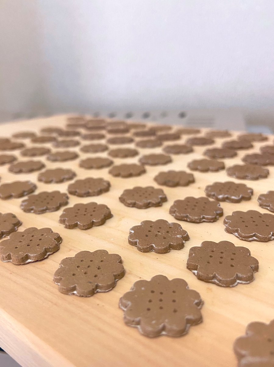fushime_ceramic's tweet photo. 焼く前だけど...めちゃくちゃクッキーだな🤔🍪 https://t.co/og0lwX3qQN