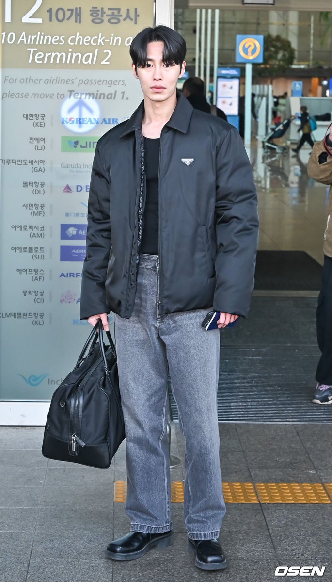 theseoulstory's tweet photo. ✈️ Lee Jae Wook at Incheon International Airport today, leaving for Milan Men’s Fashion Week 🖤 https://t.co/Ok698QfeMH