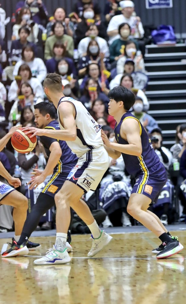 32Yukarikun's tweet photo. #BREX
#天皇杯vs横浜戦
#村岸航
#GoodDefense💪🔥🔥🔥

ユトフさん相手に～GoodDefense💪🔥
うぉーって(🔥Д🔥)滾った瞬間！ https://t.co/jpfgppXXJZ