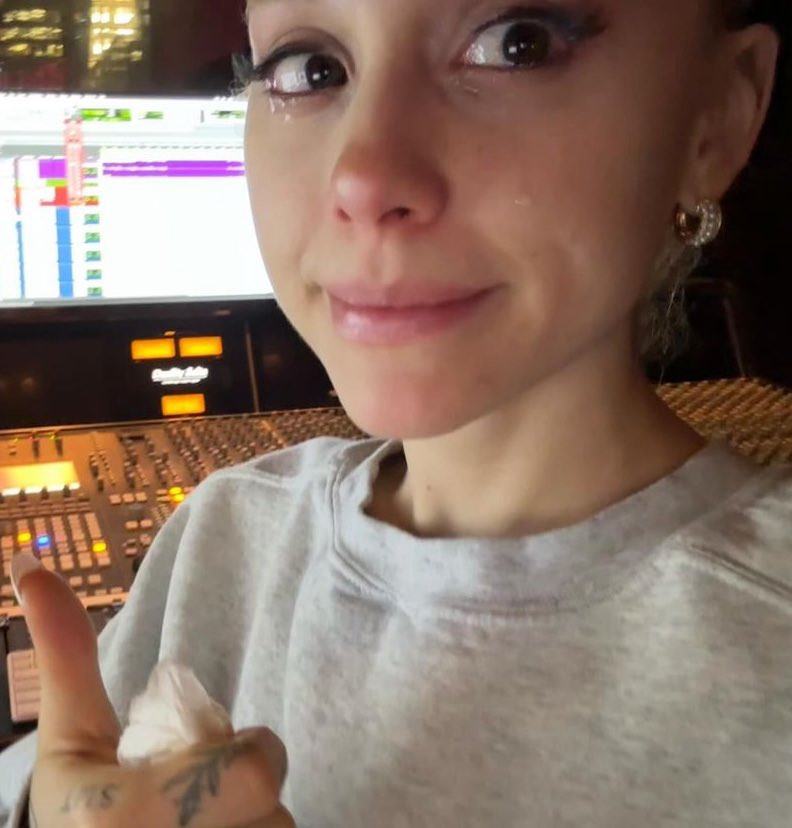 tracklist's tweet image. É 2024 e estamos escutando uma música solo NOVA de Ariana Grande e eu tô assim. #yesand