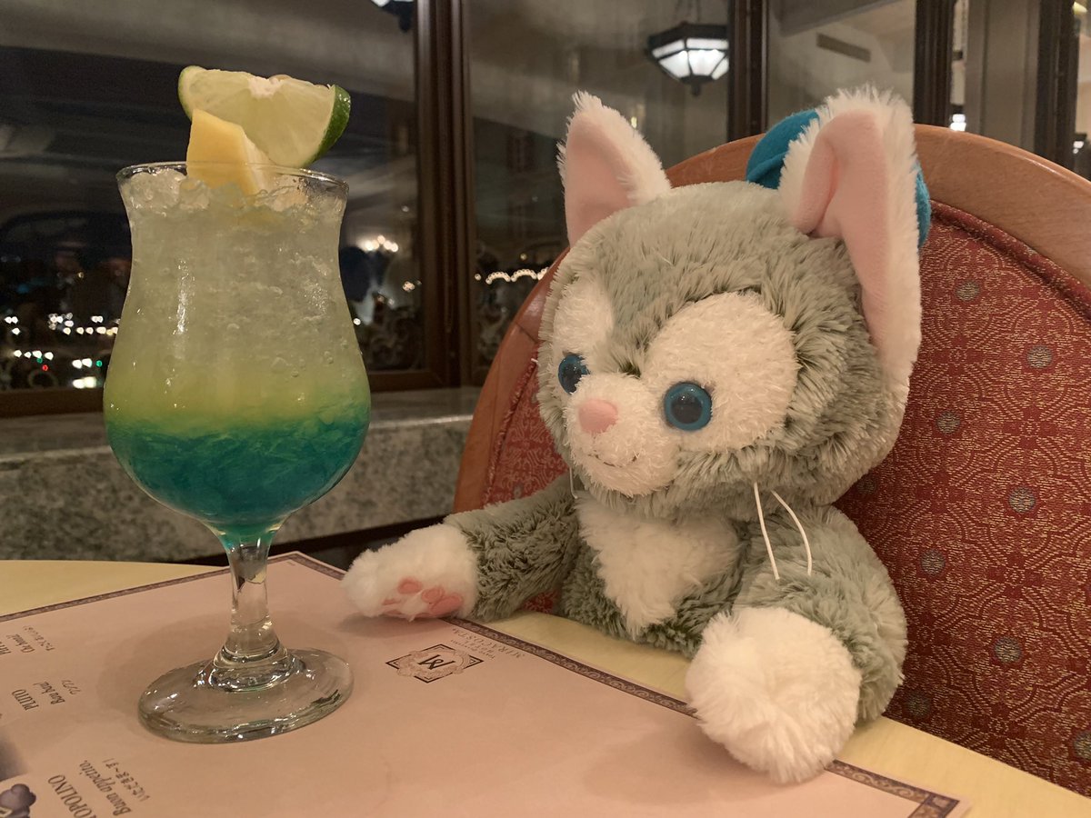 tn_prprko's tweet photo. ミラコ泊まると子どもイスにジュースもらったり、子ども用ランチョンマット敷かれるうちの子も見て　#ディズニー #ジェラトーニ https://t.co/9jyxeBCrcw
