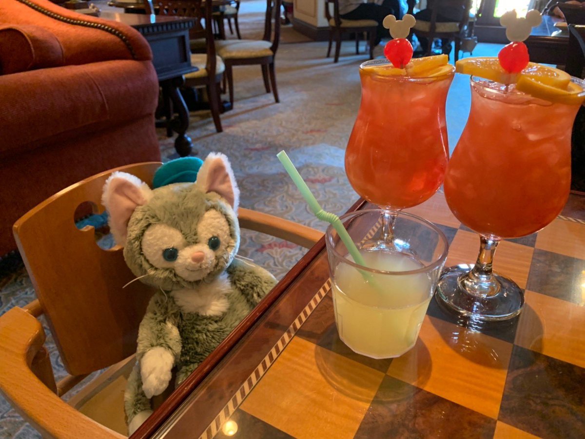 tn_prprko's tweet photo. ミラコ泊まると子どもイスにジュースもらったり、子ども用ランチョンマット敷かれるうちの子も見て　#ディズニー #ジェラトーニ https://t.co/9jyxeBCrcw