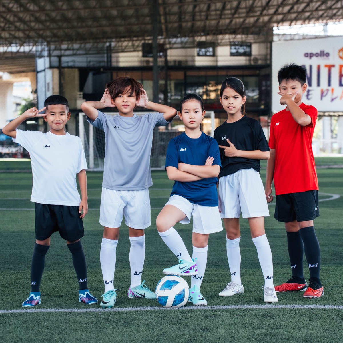 FootballAri's tweet image. #NEW เสื้อฟุตบอลสำหรับเด็ก Ari Kids Essential Team Jersey / Ari Kids Essential 2 Tones Team Jersey - 290 THB

วางจำหน่ายแล้วที่ อาริฟุตบอล ทุกสาขา 
Online Store : arifootballstore.com
Shopee &amp;amp; Lazada : Ari Gear official store

#AriGear #PushingTheBoundaries #Jersey #kids