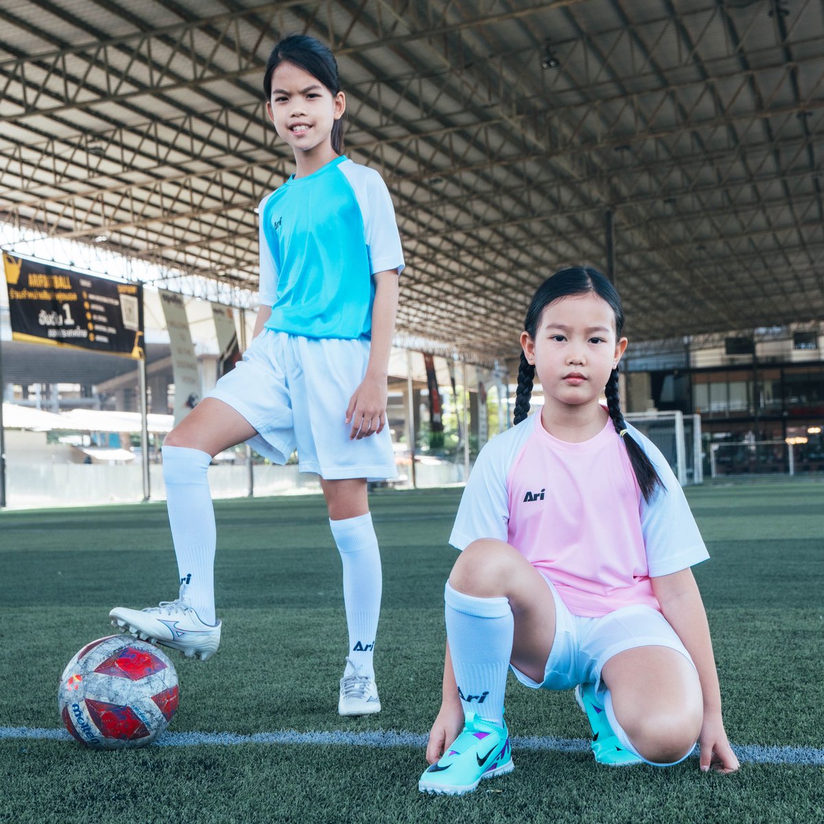 FootballAri's tweet image. #NEW เสื้อฟุตบอลสำหรับเด็ก Ari Kids Essential Team Jersey / Ari Kids Essential 2 Tones Team Jersey - 290 THB

วางจำหน่ายแล้วที่ อาริฟุตบอล ทุกสาขา 
Online Store : arifootballstore.com
Shopee &amp;amp; Lazada : Ari Gear official store

#AriGear #PushingTheBoundaries #Jersey #kids
