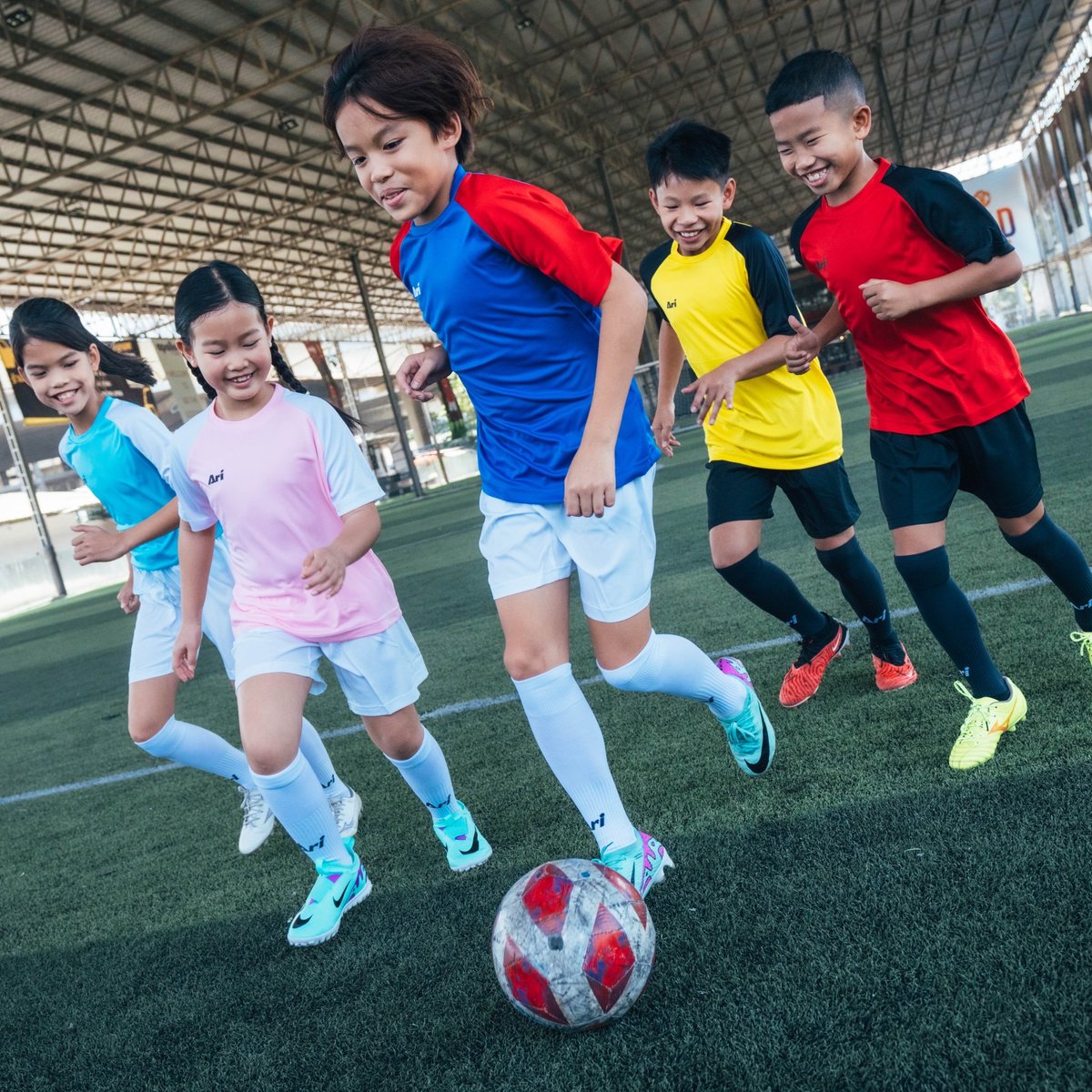 FootballAri's tweet image. #NEW เสื้อฟุตบอลสำหรับเด็ก Ari Kids Essential Team Jersey / Ari Kids Essential 2 Tones Team Jersey - 290 THB

วางจำหน่ายแล้วที่ อาริฟุตบอล ทุกสาขา 
Online Store : arifootballstore.com
Shopee &amp;amp; Lazada : Ari Gear official store

#AriGear #PushingTheBoundaries #Jersey #kids
