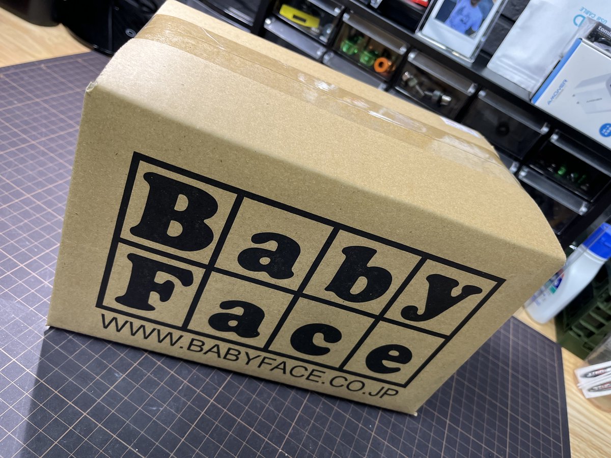 nobwsnolife's tweet photo. 予定の無い荷物が到着。なんだこれ…バックステップ？
…おおお、二月中旬となっていたBabyFaceのか！
おいおい一月ぐらい前倒しで届いてるじゃ無いの。
こりゃあ今週末、SVに組んで上げないとだな…(　´∀｀)bｸﾞｯ!
#SV650X #SV650 #チューニング #AKRAPOVIC #SPEEDRA #HighSider #アクラポビッチ https://t.co/z5CIxkLGtY