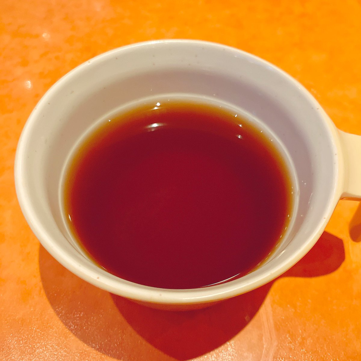 eneSCUMS's tweet photo. サイゼでランチ🍽
ランチ頼んだら付いてくるサラダが定番のコールスローじゃなくてレタスとトマトのサラダだった！レア日！！
そしてコンソメスープが烏龍茶かと思うくらい濃かった笑 https://t.co/1ZMm78k3o1