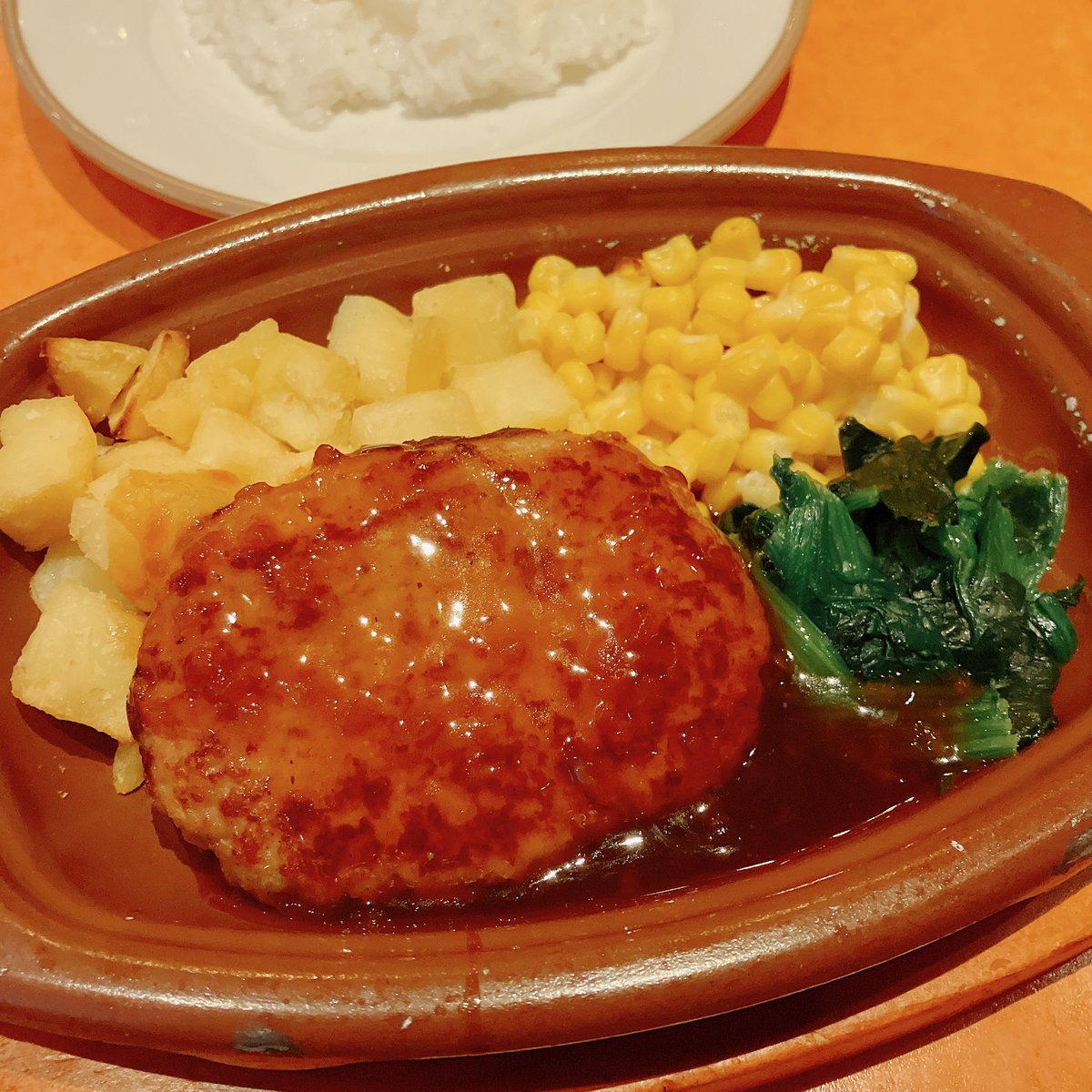 eneSCUMS's tweet photo. サイゼでランチ🍽
ランチ頼んだら付いてくるサラダが定番のコールスローじゃなくてレタスとトマトのサラダだった！レア日！！
そしてコンソメスープが烏龍茶かと思うくらい濃かった笑 https://t.co/1ZMm78k3o1
