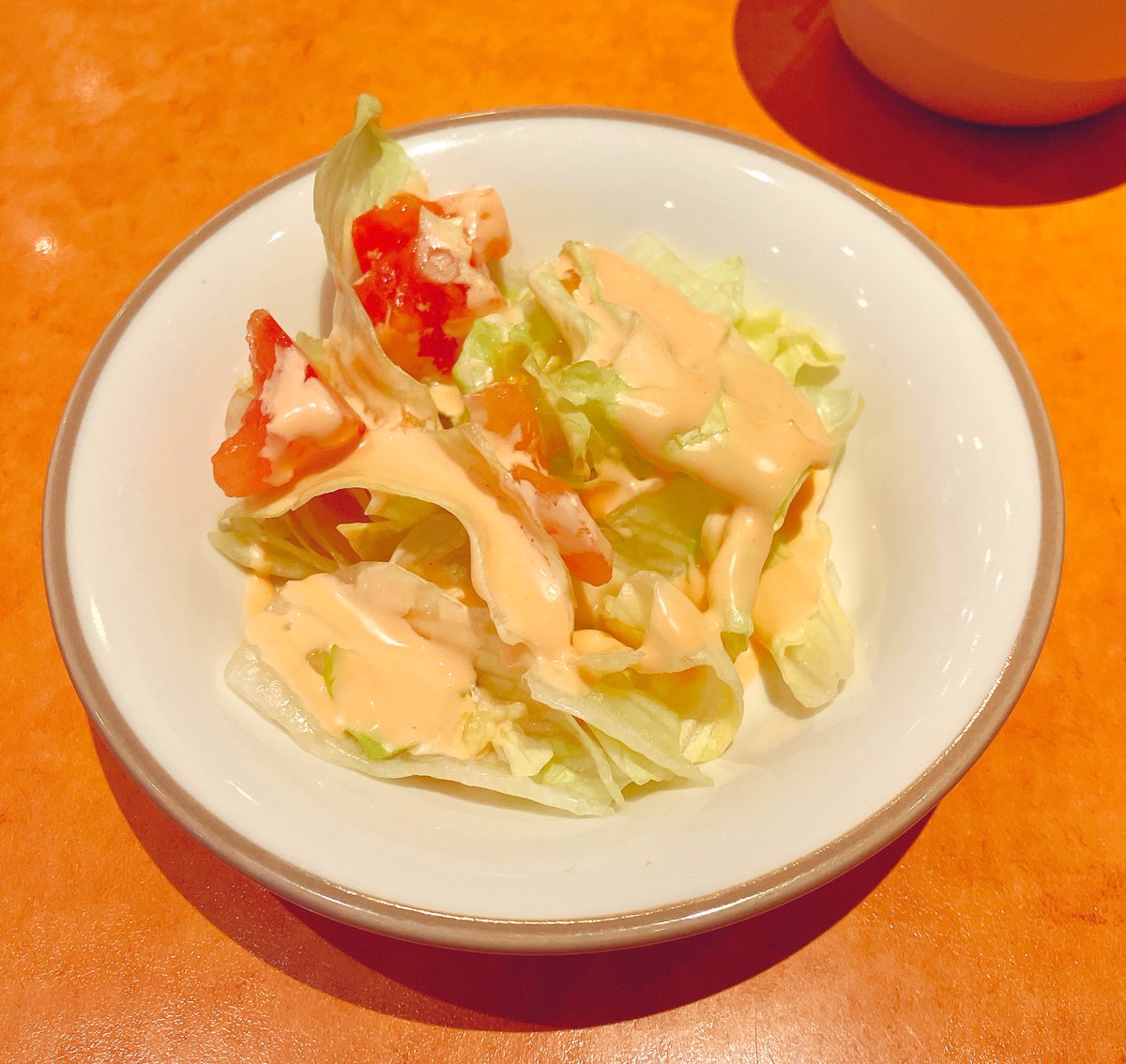 eneSCUMS's tweet photo. サイゼでランチ🍽
ランチ頼んだら付いてくるサラダが定番のコールスローじゃなくてレタスとトマトのサラダだった！レア日！！
そしてコンソメスープが烏龍茶かと思うくらい濃かった笑 https://t.co/1ZMm78k3o1