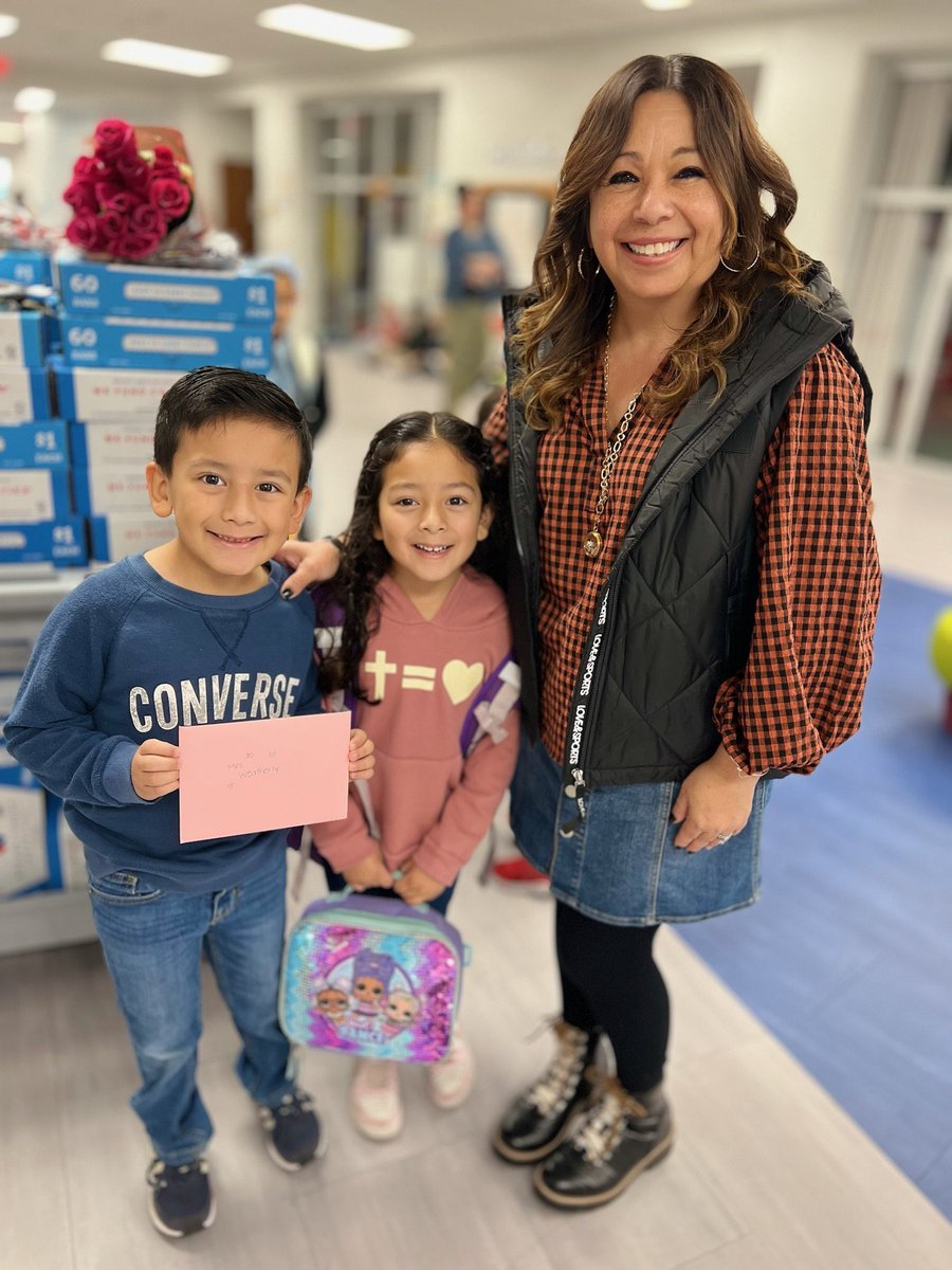 NikkiG_CTES's tweet photo. I am honored to be recognized as my school’s teacher of the year, but I’d love to recognize a true teacher of a lifetime. @AWeatherly_CTES , I hope to be half the amazing educator you were. You truly were a blessing to my family and my babies . Thank you for everything 💔 https://t.co/dExkwErWQN