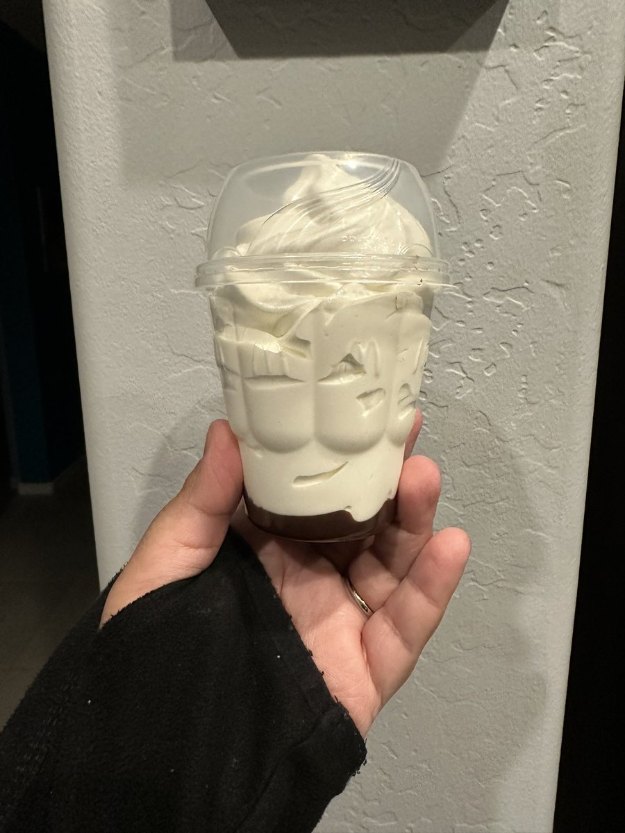 LiterOfCola85's tweet photo. Hey @McDonalds-sunce when did you guys start making sundaes like this and can you make it stop? Also the amount of hot fudge is severely disappointing. #ripoff https://t.co/RmHUoiZcRc