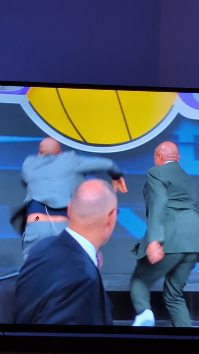 MarcusR1221's tweet photo. @TheJetOnTNT what's that you got there?? @NBAonTNT https://t.co/CLJAPHZeb1