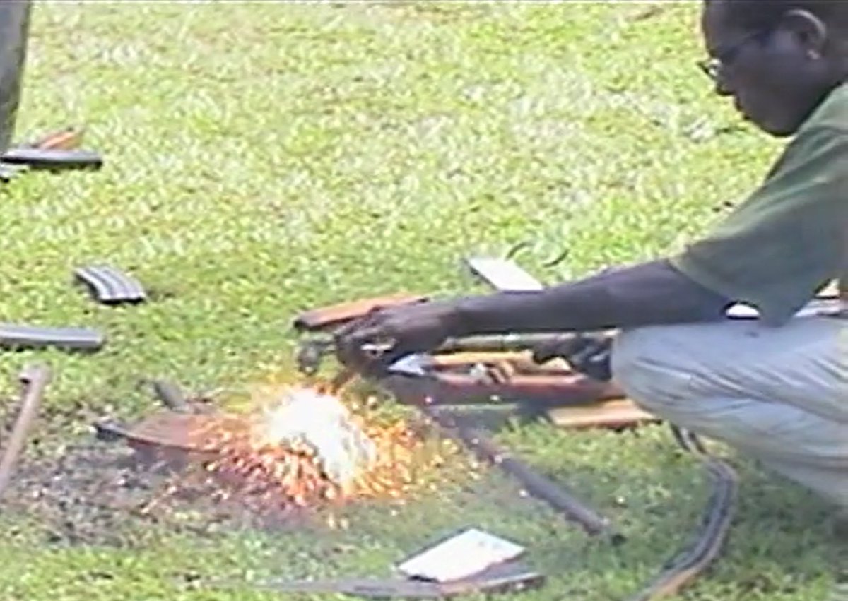 NesianNomad's tweet photo. A gun-cutting event at #Buka town on 23/12/2003 launched the #UnitedNationsObserverMissionOnBougainville’s weapons disposal mandate following the #BougainvilleCrisis Read how this work helped implement the #BougainvillePeaceAgreement at https://t.co/FarYcrtXKs https://t.co/2sJOHj8DLu