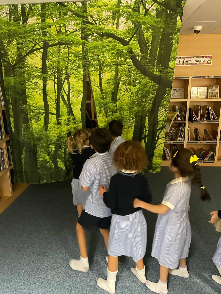 'We're going on a bear hunt.
We're going to catch a big one.
What a beautiful day!
We're not scared'.
We've had so much fun on our story walks this week bringing one of our favourite books to life
#michaelrosen #storywalks