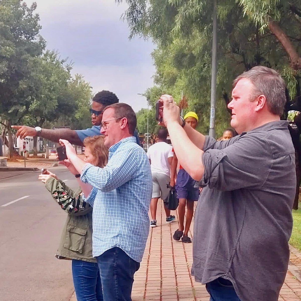 DlalaNje's tweet image. 🤩 #WeAreSoBack! 🤩

Kicking off 2024 with a bang 💥

This week @dlalanje piloted an educational immersion with @ohiou’s Center for International Studies 🌍 

Looking forward to hosting a full cohort of students midway through 2024 🫱🏿‍🫲🏽

#PonteLove #ImmersiveEducation