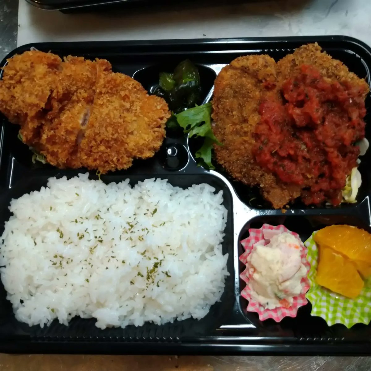 NYkitchen1's tweet photo. こんにちは。NYkitchenです。
明日、明後日は、「大学入学共通テスト」受験シーズン突入です。NYkitchenでは、受験生に向けての「勝弁当」をご用意してました。内容は
香草カツ（これまでの努力が功を奏す）
チキンカツ（勝ちを取りに行く※鳥肉）
受験生応援価格850円
ぜひとも、ご注文くださいませ！ https://t.co/zmPoz3wyrG