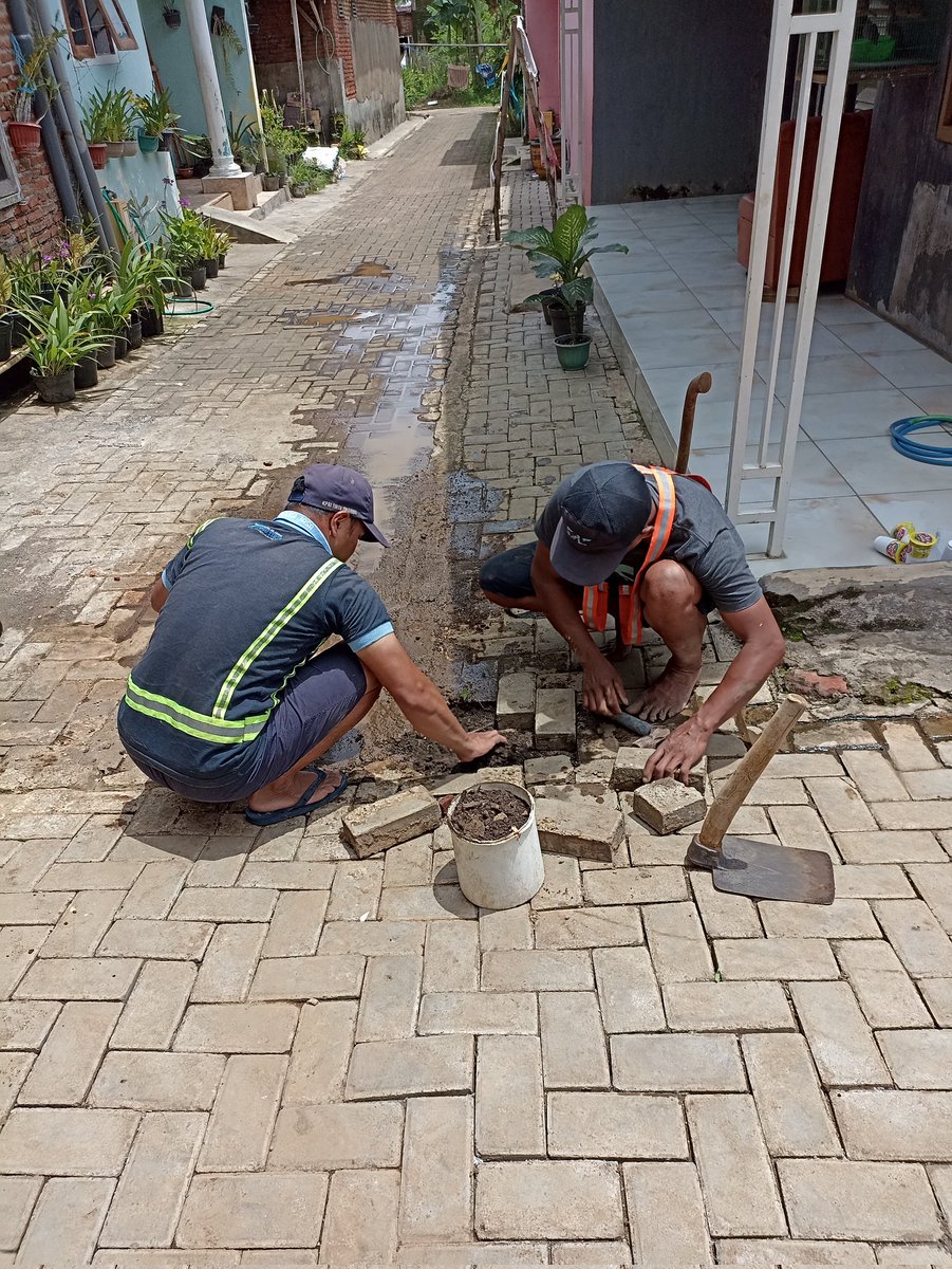 dimas_agus21's tweet photo. Maturnuwun @tugutirtamalang langsung dibenahi pipa bocor di depan rumah saya... https://t.co/fB5Dwa55Z8