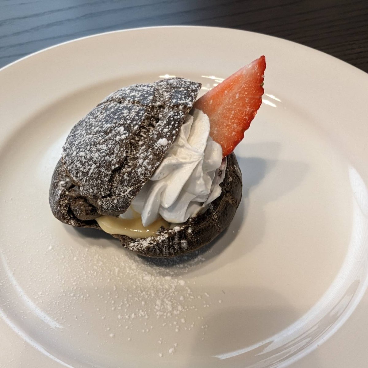 NYkitchen1's tweet photo. こんにちは。NYkitchenです。
今週のデザートは「シュークリーム」です。
ちょっと冒険して黒いシュークリームを作ってみました。ブラックココアを生地に練りこみました。
サクサクで、ちょっとほろ苦さのある生地に、自家製の甘いカスタードクリームが絶妙です。
ぜひ、食べに来てください。 https://t.co/tBKS0FmEHR
