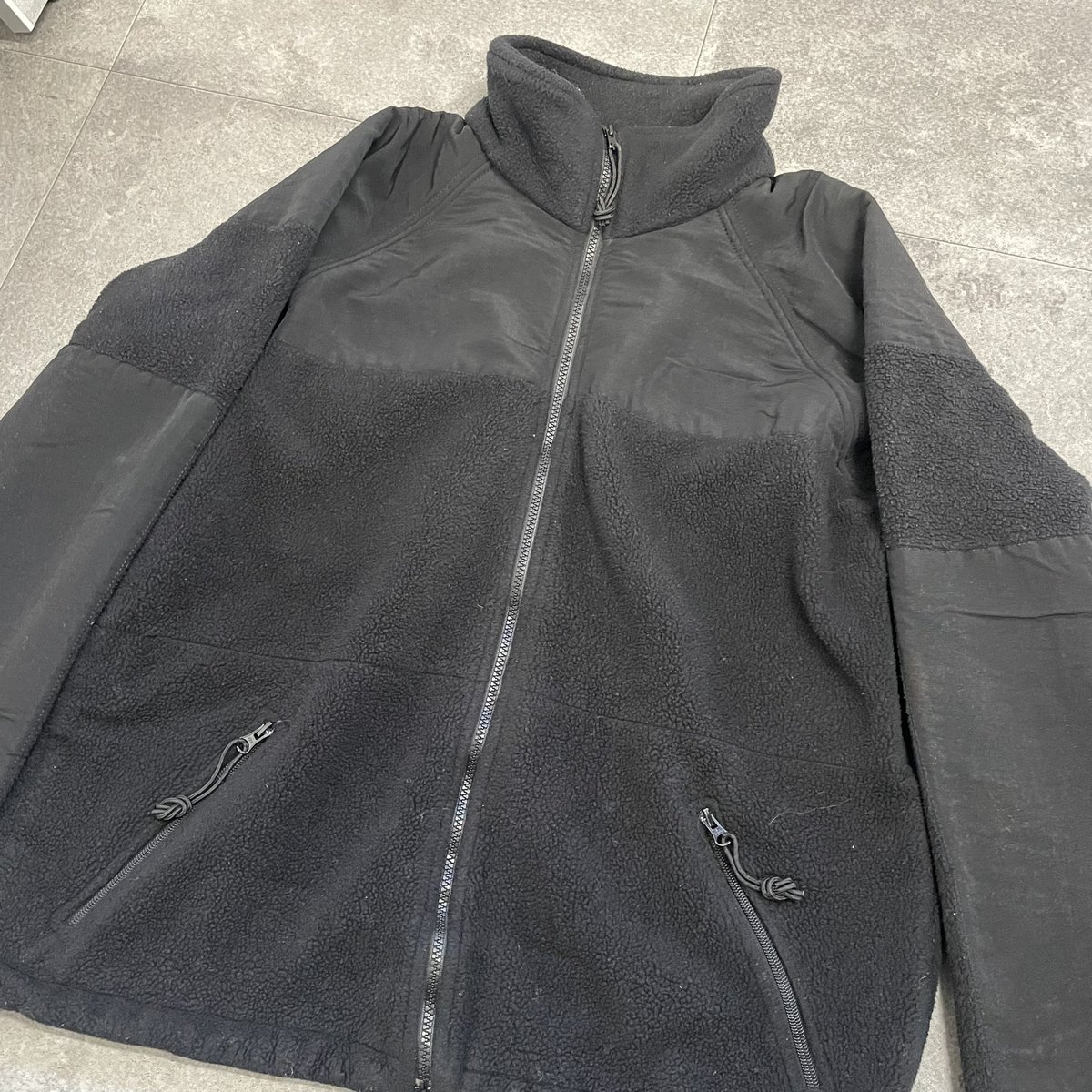 used_memento2nd's tweet image. 🏷 ECWCS Level3 Gen2 Fleece jacket

size M

アメリカ軍のレイヤリングシステム、ECWCSのLevel3が入荷です。緑色の世代の1つ前の、こちらはGen2になります。
黒のワントーンでフリースではありますが、雰囲気があります。ダブルジップで、脇下にもジップがあったりと、大変優れてます。

#ECWCS