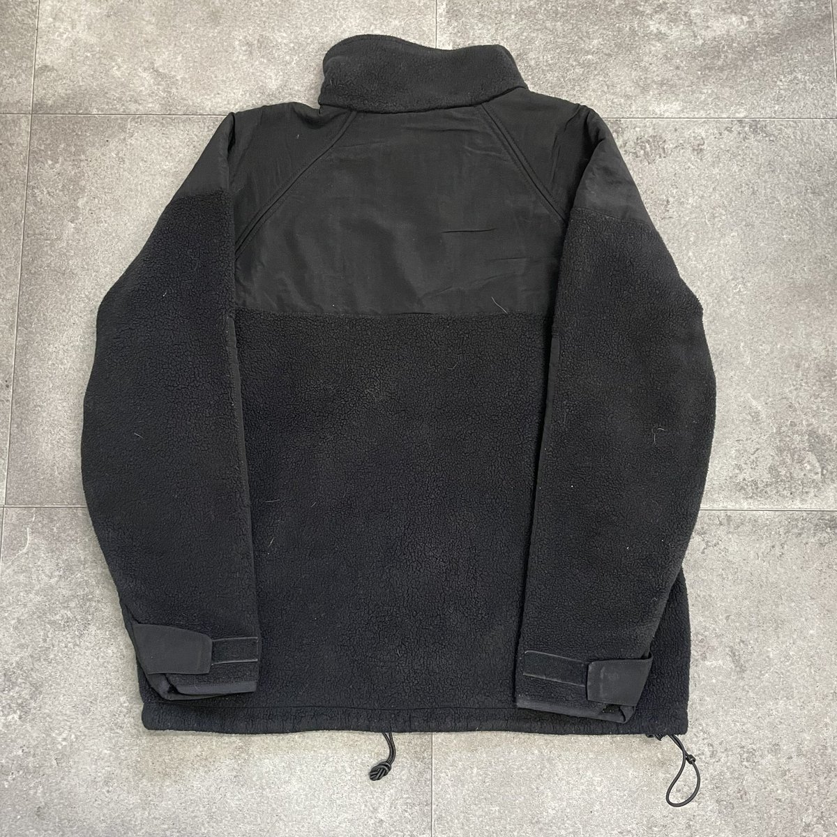 used_memento2nd's tweet image. 🏷 ECWCS Level3 Gen2 Fleece jacket

size M

アメリカ軍のレイヤリングシステム、ECWCSのLevel3が入荷です。緑色の世代の1つ前の、こちらはGen2になります。
黒のワントーンでフリースではありますが、雰囲気があります。ダブルジップで、脇下にもジップがあったりと、大変優れてます。

#ECWCS