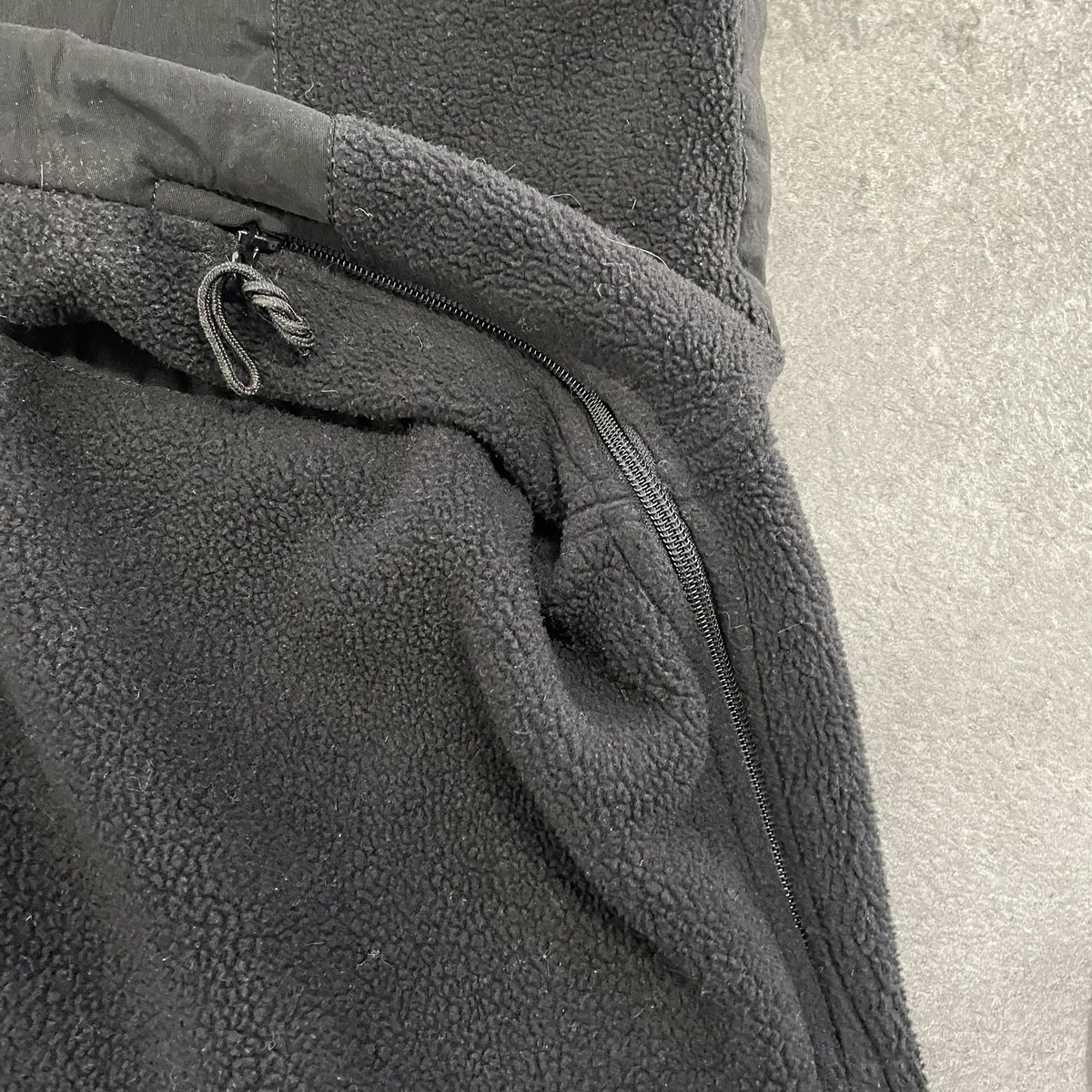 used_memento2nd's tweet image. 🏷 ECWCS Level3 Gen2 Fleece jacket

size M

アメリカ軍のレイヤリングシステム、ECWCSのLevel3が入荷です。緑色の世代の1つ前の、こちらはGen2になります。
黒のワントーンでフリースではありますが、雰囲気があります。ダブルジップで、脇下にもジップがあったりと、大変優れてます。

#ECWCS