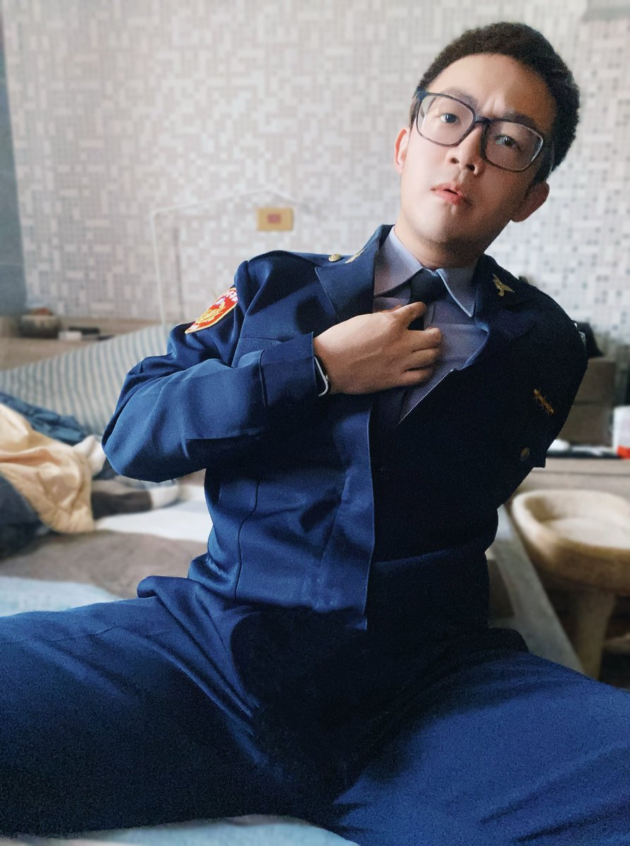 eric910097's tweet photo. 好久沒發文，
跨年又選舉真的很忙🫣
新年穿舊衣，
好久沒穿，還好還穿得下～
不好看的地方就要遮起來，
遮不住的地方就黑化🤭（？
#沒有解鎖更多 #找暗點 （？
#雖然晚一些還是新年快樂 https://t.co/plu7RYIPKc