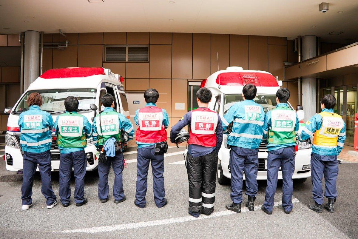 tmdu_pr's tweet photo. 【DMATチーム8人を能登半島地震の被災地に派遣】

1月11日に #東京医科歯科大学 は、能登半島地震の被災地へ、医師2人、看護師3人、救命士2人、業務調整員1人からなる「災害派遣医療チーム（DMAT）」を派遣（第1回目）しました。

↓詳しくは↓
https://t.co/qtBUrQmoCR https://t.co/JwKvNxq20Y