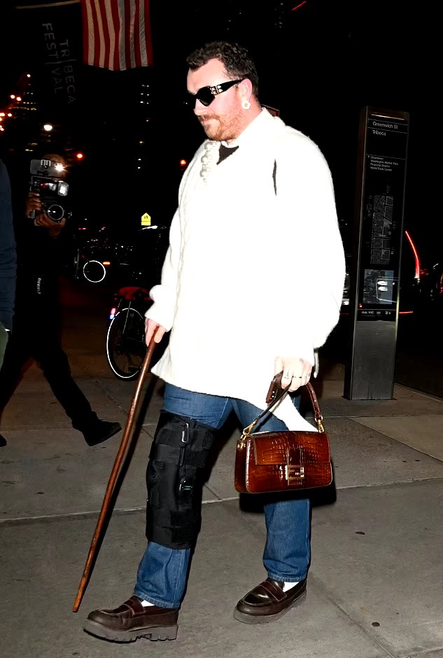 SmithCharts's tweet photo. 📸 : Sam Smith out &amp; about in NYC, unfortunately with an injured knee 💔 https://t.co/yLRdu4ZvAS
