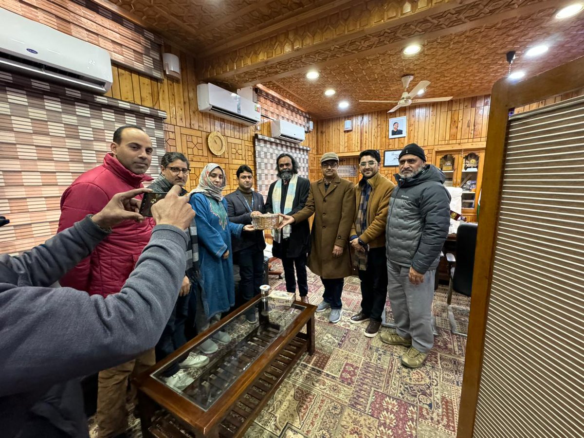 RisingKashmir's tweet photo. Outgoing #Director, #ProfYedla bids emotional #farewell to #NITSrinagar with deep #love, #satisfaction
@nitsriofficial
https://t.co/gNsdG59qrp https://t.co/v2FTgd19bG