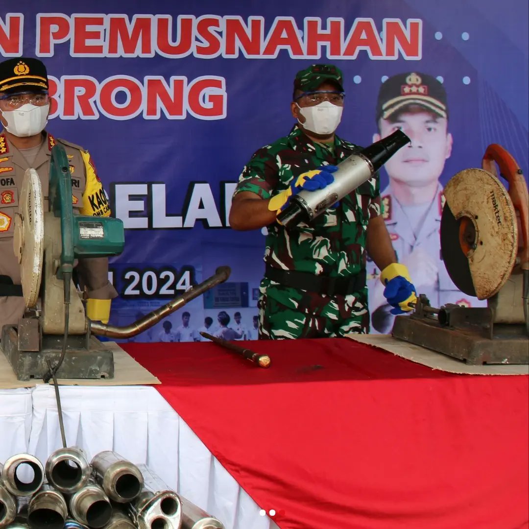 Indar44606436's tweet photo. Ratusan Knalpot Brong dimusnahkan Kepolisian Resor Kota Magelang, Jum’at (12/01/2024). Pemusnahan dilakukan dengan cara memotong Knalpot Brong menggunakan gergaji mesin. Kegiatan ini dilakukan di halaman Mapolresta Magelang, dengan melibatkan Jajaran Forkopimda Kabupaten Magelang https://t.co/GnmSKeQFv4