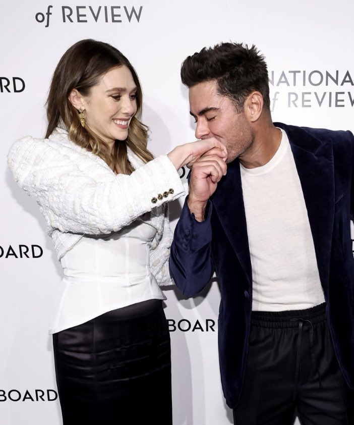 simpforwanda_m's tweet photo. HE NEEDS TO BACK THE FUCK UP A BIT FROM LIZZIE??? ROBBIE YOU SEEING THIS SHIT???? https://t.co/qnq9ZX7f0q