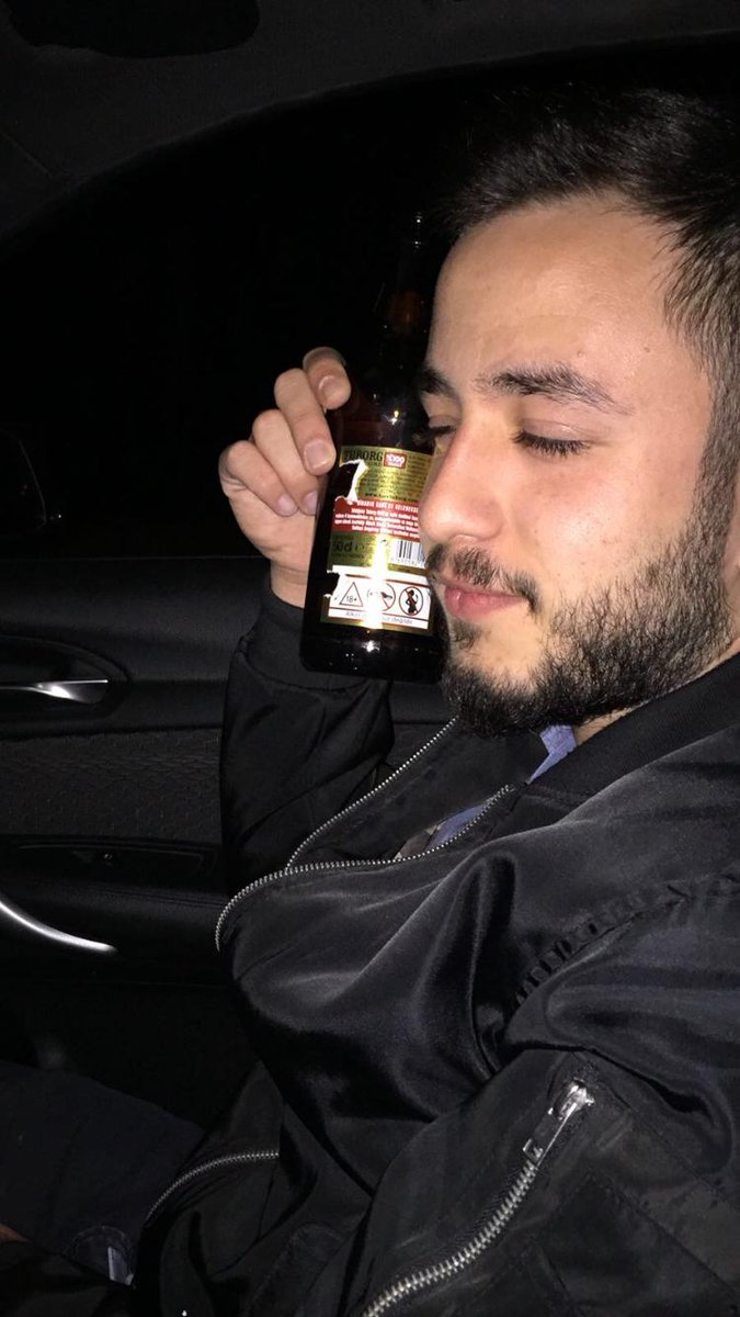 yusufsefailhan's tweet photo. Biraz bira içer, çokça sigara içerdik ve Galatasaray'ı severdik. Doğum günüm kutlu olsun bilader 😘 @Harbatu https://t.co/4D3z7QlL2P
