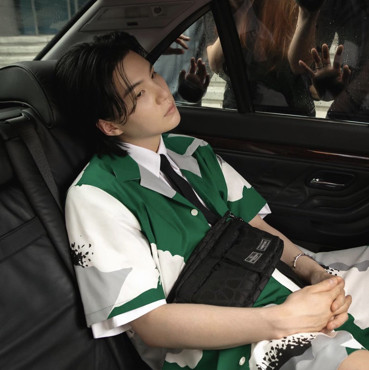 pm5_twt's tweet photo. Valentino x #SUGA https://t.co/M88gHDccJv