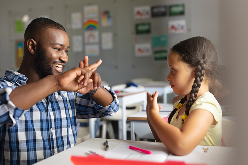 hoyoslmt's tweet photo. ¡Atención Secretarías de Educación!

🎓🌟 Es hora de dar un gran paso hacia una educación inclusiva para las personas con discapacidad, y de mejorar la educación bilingüe bicultural para sordos. 🤝 Este es un momento crucial para alinearnos con los Objetivos de Desarrollo Sostenible y cumplir con la Convención sobre los Derechos de las Personas con Discapacidad, junto con las leyes 982/2005 y 1618/2013.

Aquí te sugiero una lista esencial:

A nivel técnico:

👉Reestructurar las políticas de inclusión educativa.
👉Capacitación para docentes de personas con discapacidad.
👉Contratación directa de maestros, intérpretes en Lengua de Señas Colombianas (LSC) y modelos lingüísticos para sordos.
👉Infraestructura accesible y adecuada.
👉Material educativo para personas con discapacidad.
👉Fortalecer los programas existentes de educación bilingüe para sordos.
👉Promoción de la lengua de señas y la cultura sorda.
👉Ayudas técnicas y tecnológicas para la discapacidad.
👉Participación activa de la comunidad científica y académica experta.
👉Monitoreo y evaluación constante de la educación inclusiva.
👉Apoyo y orientación a familias.
👉Alianzas y colaboraciones estratégicas.
👉Sensibilización y concienciación social desde las escuelas.

A nivel organizacional:

👉Fortalecimiento de las direcciones técnicas de educación inclusiva.
👉Incremento progresivo del presupuesto para educación inclusiva.
👉Potenciar la cooperación internacional en discapacidad.
👉Hacer accesibles a las Secretarías de Educación.
👉Agilizar la contratación de personal para evitar retrasos.
👉Directivas claras sobre inclusión en centros educativos.
👉Equipos directivos y técnicos con conocimiento y sensibilidad en discapacidad.

Estos pasos son clave para asegurar que la educación inclusiva y la educación bilingüe bicultural para sordos se implemente efectivamente, recuerden, tenemos el reto del Decreto 1421/2017 y los marcos legales y compromisos internacionales.

¡No se diga más!

¡Éxito en la gestión y a crear una educación inclusiva para todos! ✨

#MigueTeCuenta