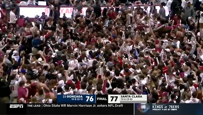 CaseyAPratt's tweet photo. Santa Clara knocks off Gonzaga for the first time in 13 years. https://t.co/P8jbPGkWSS