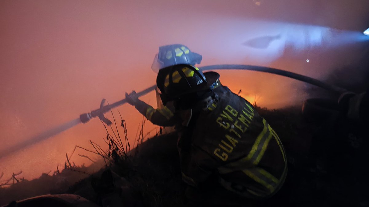 aleprensa's tweet photo. AHORA: COMBATEN EL FUEGO | Un incendio se origina esta noche en cercanías a un predio de vehículos en el bulevar Tulam Tzu, zona 4 de Mixco, donde cuerpos de socorro trabajan para que no llegue a los vehículos. 
⌨️ La Voz de Guate / Alejandro Escobar https://t.co/3TJ601fEpB