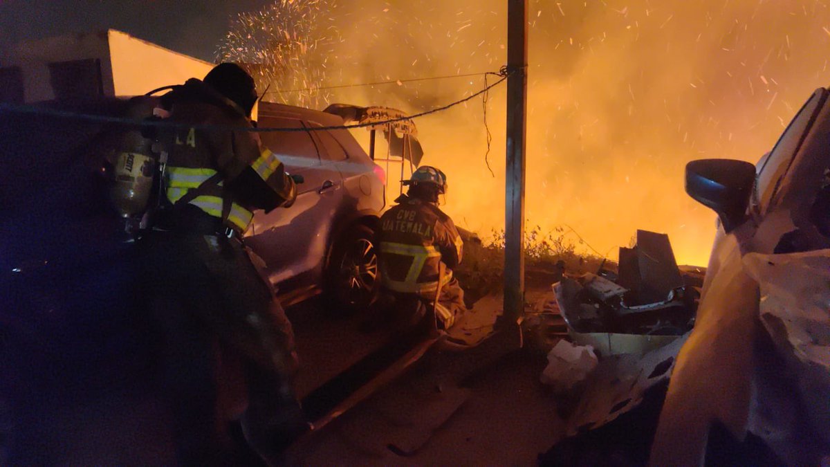 aleprensa's tweet photo. AHORA: COMBATEN EL FUEGO | Un incendio se origina esta noche en cercanías a un predio de vehículos en el bulevar Tulam Tzu, zona 4 de Mixco, donde cuerpos de socorro trabajan para que no llegue a los vehículos. 
⌨️ La Voz de Guate / Alejandro Escobar https://t.co/3TJ601fEpB