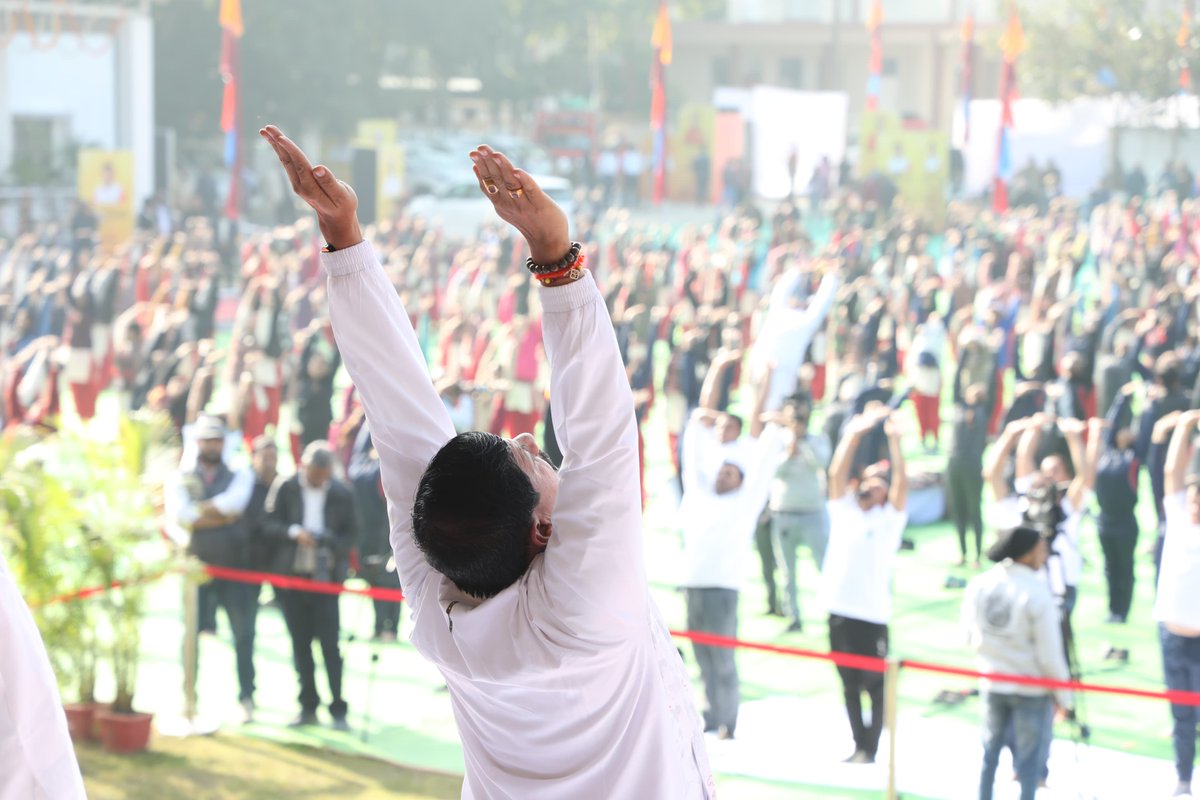 ॐ श्रीसवितृसूर्यनारायणाय नमः।

स्वस्थ शरीर में ही स्वस्थ मन का वास होता है ऐसे में सूर्य नमस्कार और प्राणायाम के माध्यम से हम अपने शरीर को स्वस्थ रखें।

मुख्यमंत्री डॉ. मोहन यादव ने स्वामी विवेकानंद जयंती "युवा दिवस" के अवसर पर भोपाल के शासकीय सुभाष उच्चतर माध्यमिक उत्कृष्ट