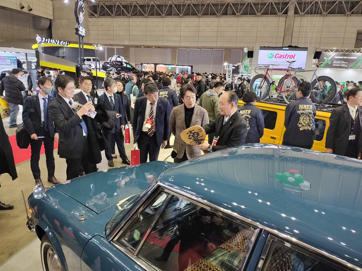 NATS_Sodegaura's tweet photo. 東京オートサロン2024 NATS袖ケ浦校のマツダルーチェをマツダ株式会社の毛籠社長にご見学いただきました！
NATS-S#NATS＃日本自動車大学校袖ケ浦#日本自動車大学校#マツダ#CEO#ルーチェ#鈑金塗装 https://t.co/oKHRc05wqT
