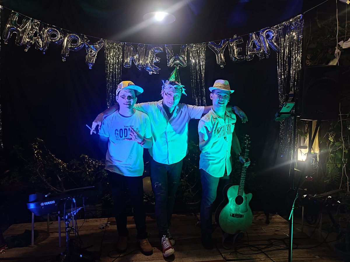 Henry_Rumz's tweet photo. With Paramitha Rusadi (artis)
Private Family Party New Year 2024
.
.
#ngamen #tahunbaru #kerja #bermusik #music #musician #drummer #band #yamahadd75 #drumpad https://t.co/83FdwTK1d6