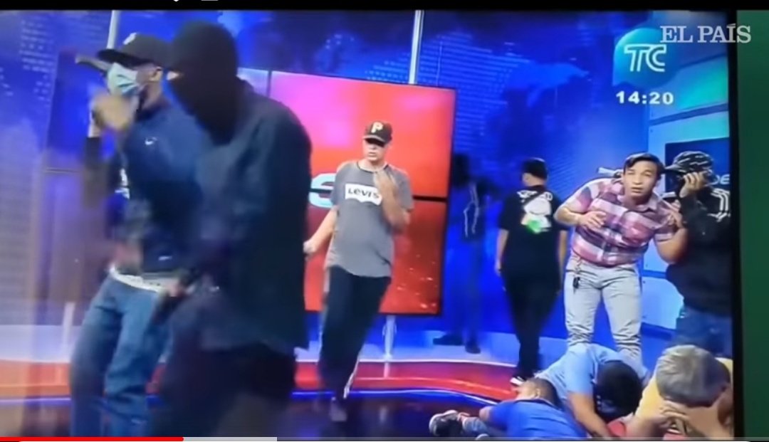 MarcoLa15835937's tweet photo. @Negritajustici2 Aqui se ve al mismo terrorista con su sub ametralladora, lo que supuestamente es una pistola sin alimentadora es el mango de la sub https://t.co/uBebNqRMju