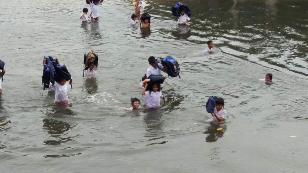 โอ้โห น้องๆเป็นเด็กที่อาศัยอยู่เกาะพยาม จ.ระนอง โดยสะพานข้ามคลองที่เห็น สร้างไม่เสร็จมาหลายปีแล้วเพราะถูกสั่งยกเลิกเนื่องจากเจ้าของโครงการไม่ได้ขออนุญาตก่อสร้างจากเจ้าของพื้นที่ซึ่งเป็นของกรมทรัพยากรทางทะเลและชายฝั่ง

ชาวบ้านต้องแก้ปัญหาโดยใช้แพข้าม