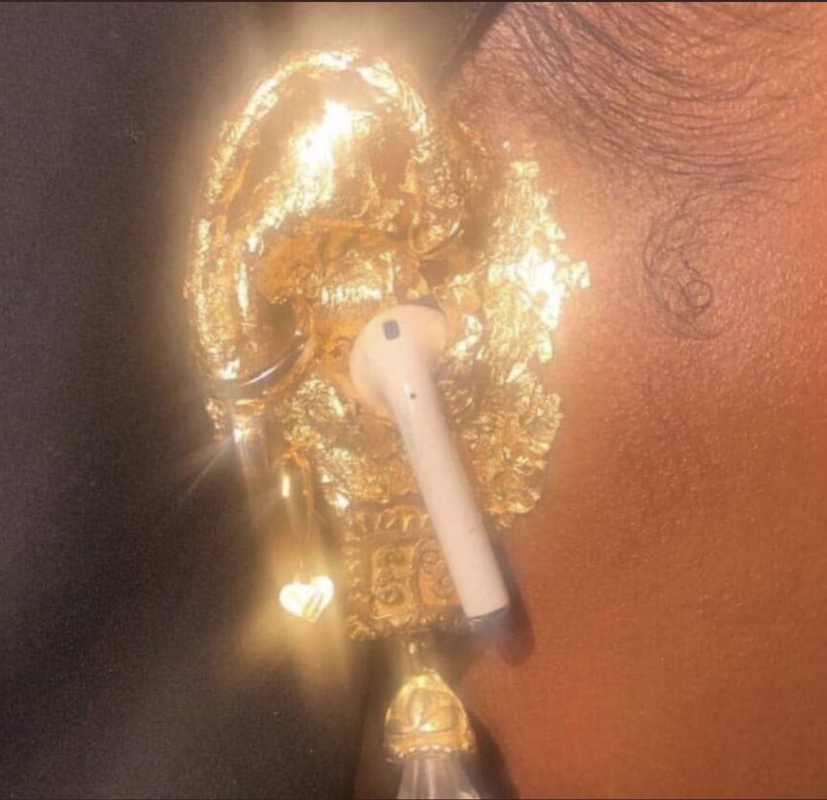 Steez_47's tweet photo. how it feels listening to Kali Uchis ‘s new album Orquídeas https://t.co/aS6gyH1SLW