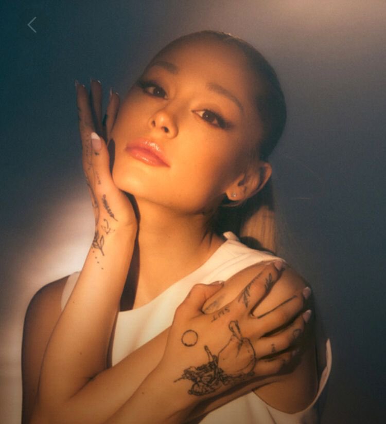 arianagrandebr's tweet image. ARIANA GRANDE! 💋