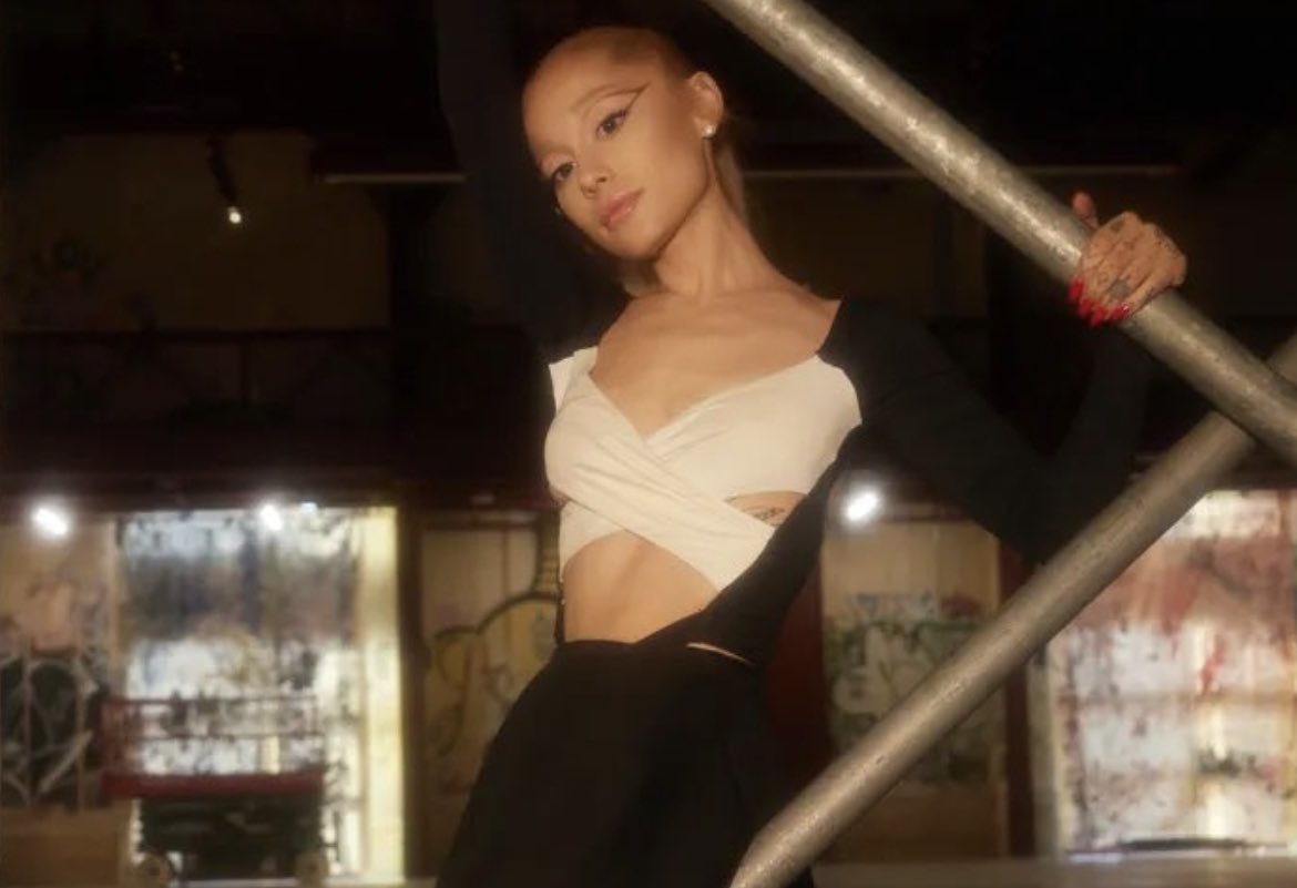 AG7Source's tweet photo. ariana fucking grande https://t.co/chPCYjbOLe